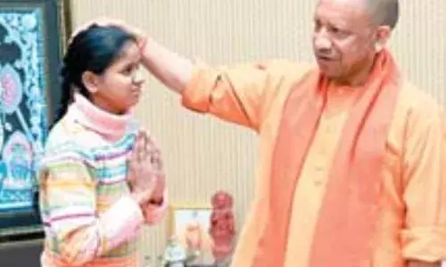 बोल न सकी, पर योगी समझ गए खुशी के आंसुओं में स्नेह