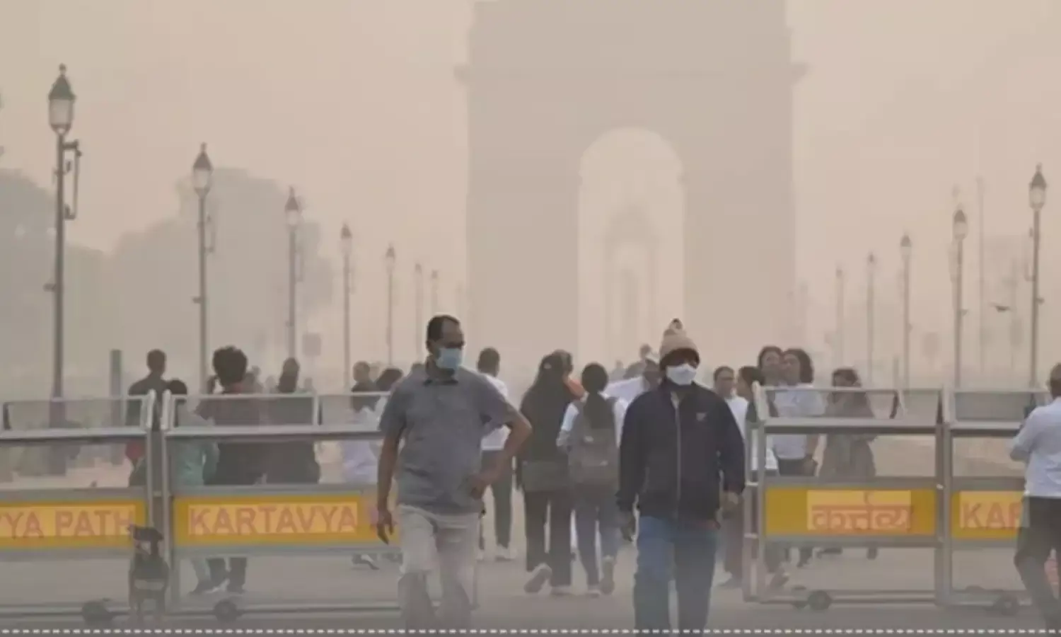 जहरीली हवा से जूझती दिल्ली