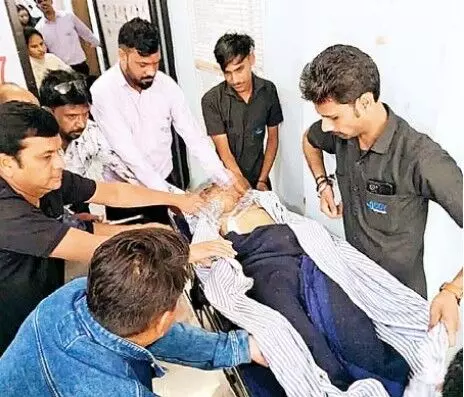 रतलाम स्कूल में छात्र ने तीसरी मंज़िल से लगाई छलांग, स्कूल में थे माता-पिता