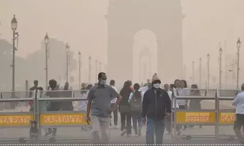 जहरीली हवा से जूझती दिल्ली