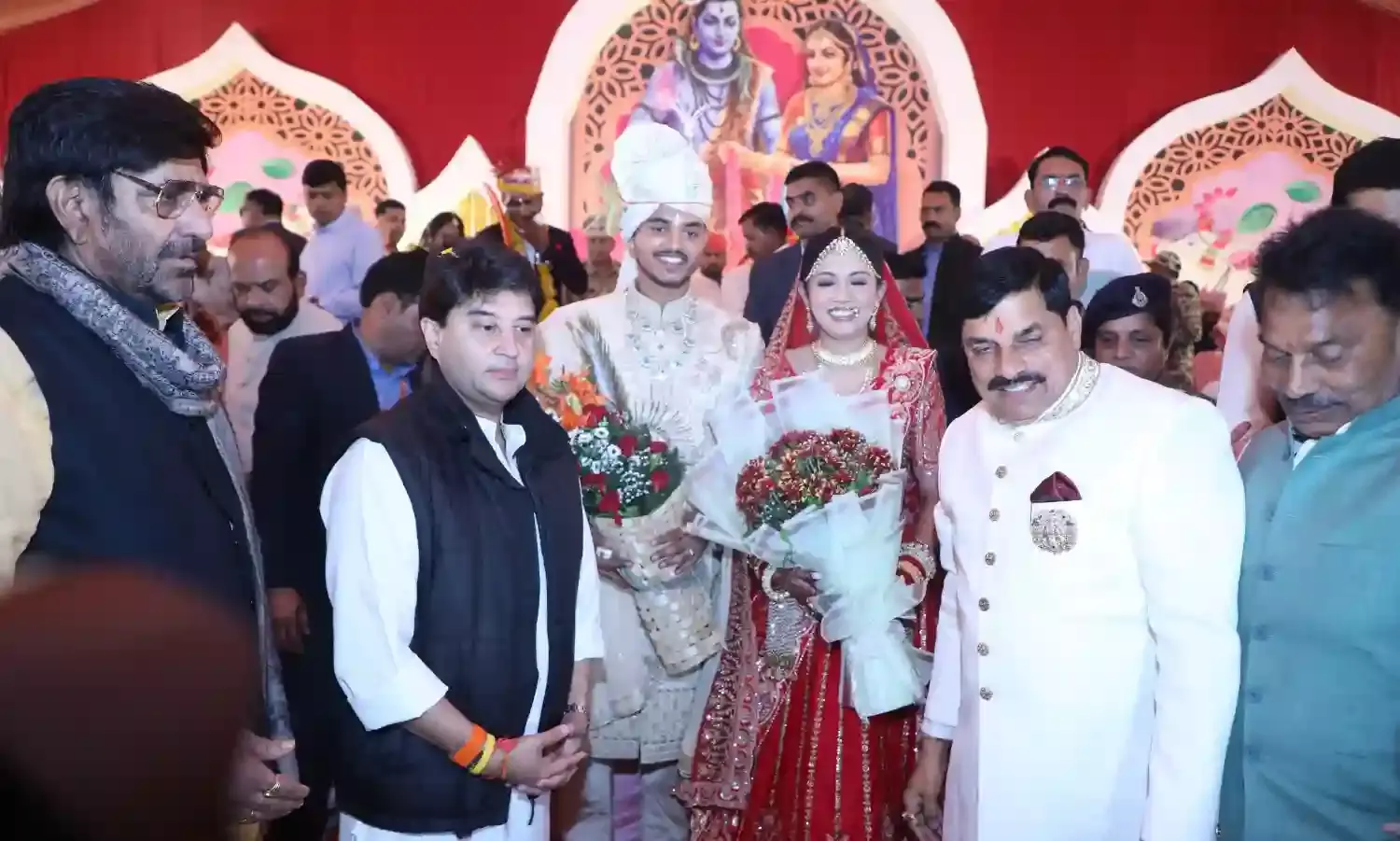 सीएम के बेटे की अनोखी शादी: 21 जोड़ों संग फेरे, रामदेव ने पढ़े मंत्र सीएम के बेटे की अनोखी शादी: 21 जोड़ों संग फेरे, रामदेव ने पढ़े मंत्र