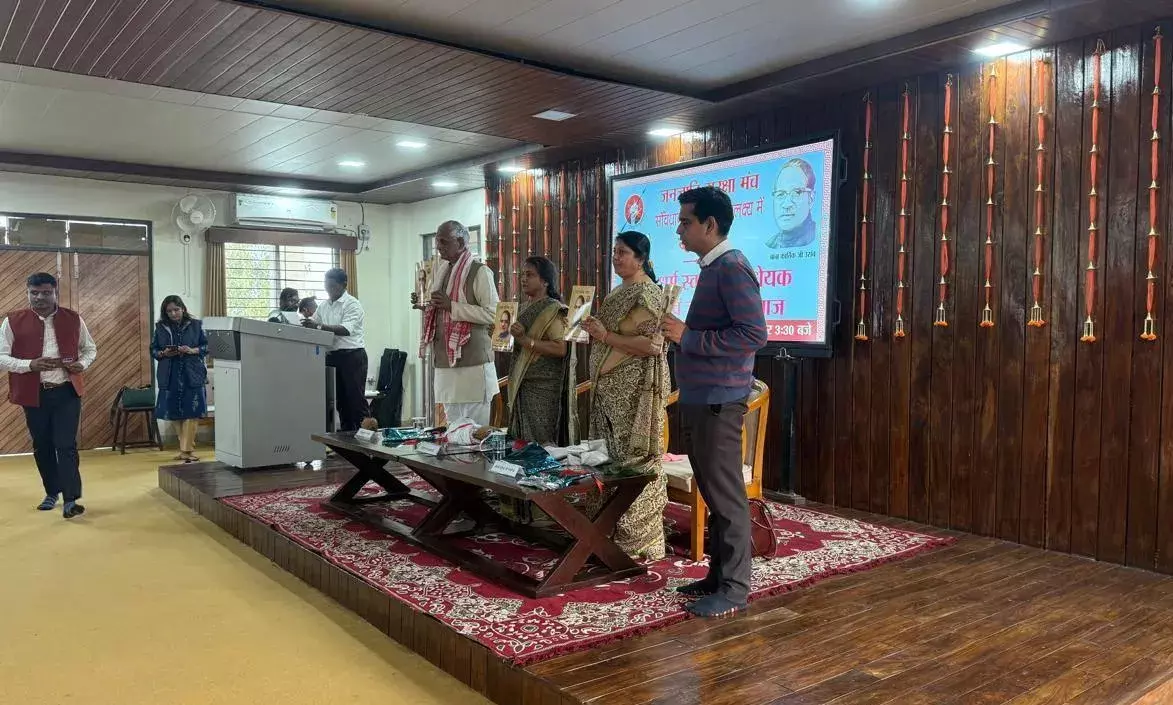 शहद के स्वाद में सामने खड़ी मौत को भूल गया समाजः अशोक पांडेय