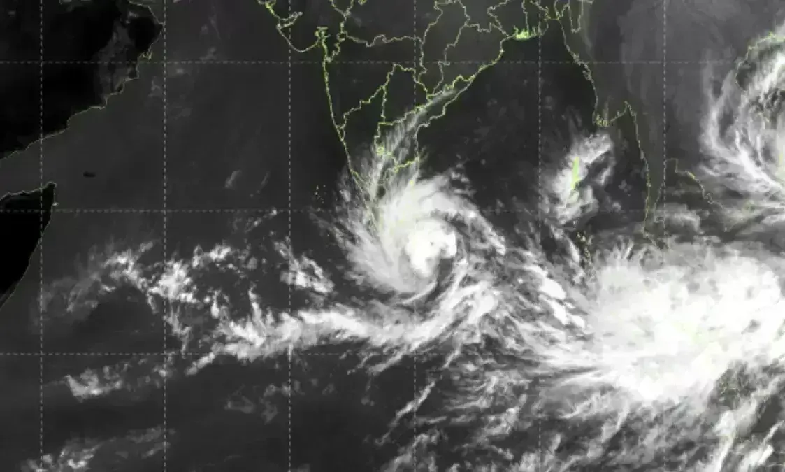 चक्रवाती तूफान दितवाह से तमिलनाडु में 3 लोगों की मौत, श्रीलंका में फंसे भारतीय नागरिकों को निकाला