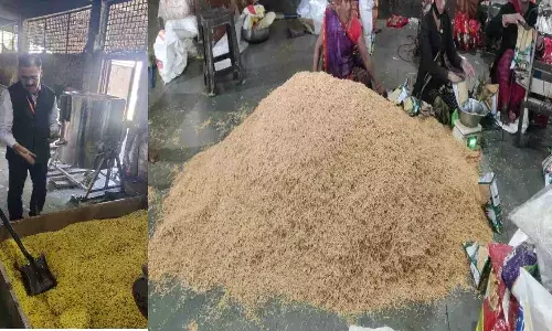 नमकीन खाने के शौकीन हैं तो पढ़ लें यह खबर, भोपाल में गंदगी में बन रही थी आलू भुजिया, फर्श से उठाकर पैकिंग