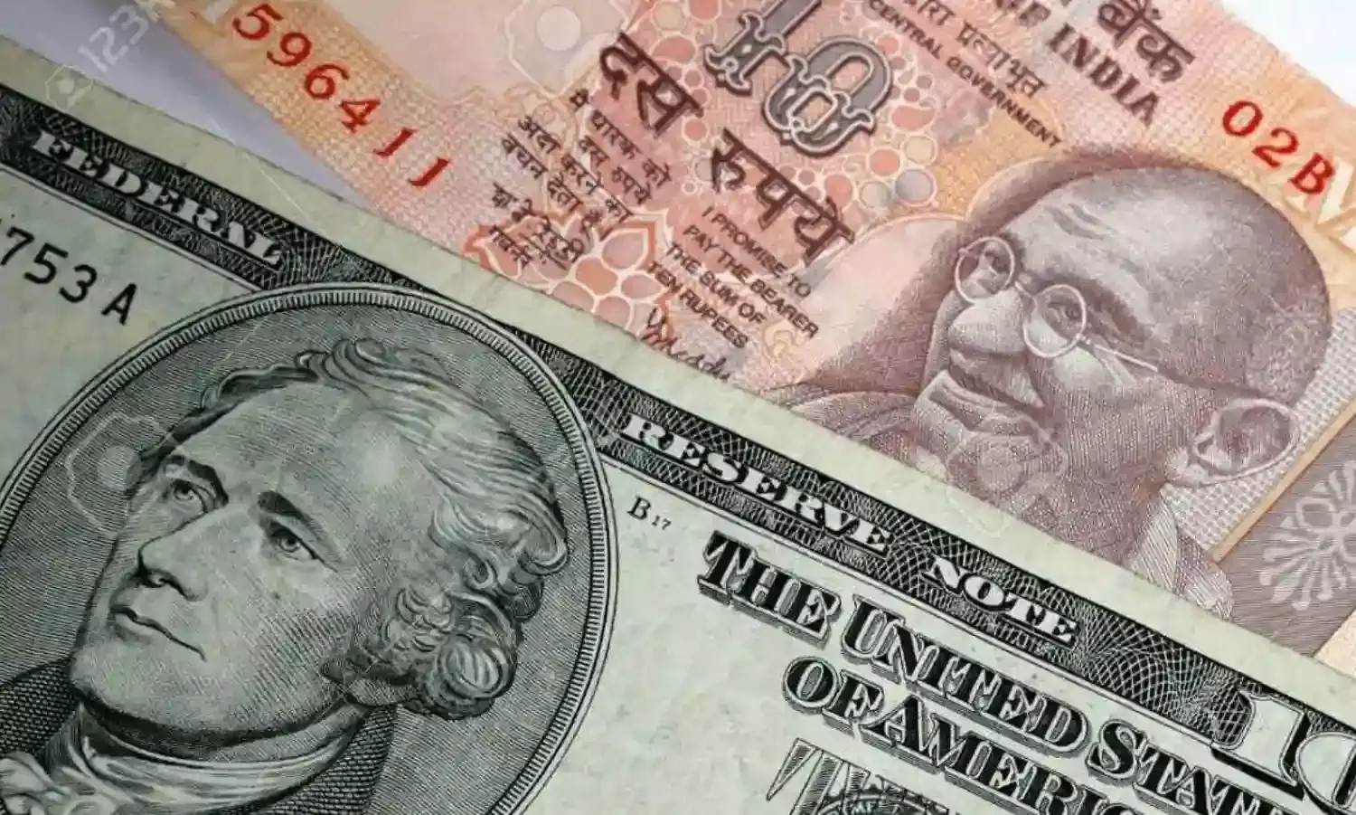 रुपया धड़ाम 90.05 तक टूटा: डॉलर के मुकाबले नया रिकॉर्ड