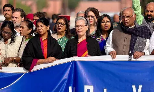 PM मोदी की बंगाल सांसदों से विशेष बैठक, विपक्ष का संसद के बाहर प्रदर्शन