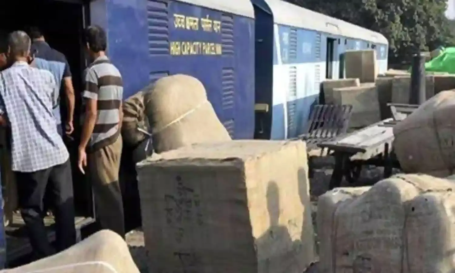 रेलवे ने आसान किए पार्सल लीजिंग नियम: छोटे कारोबारियों को बड़ी राहत