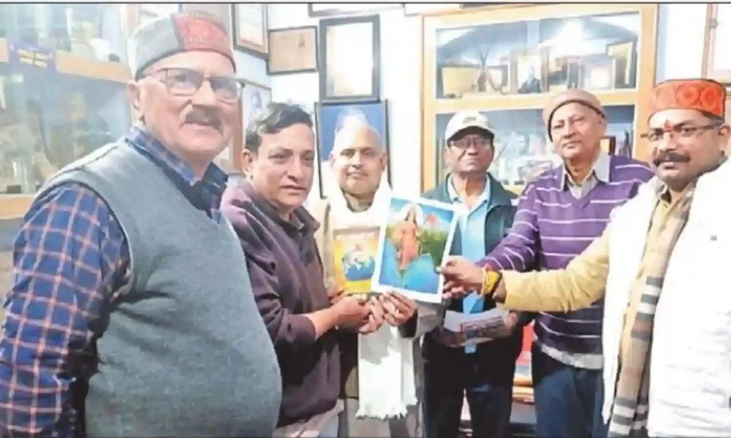 संघ शताब्दी वर्ष: वृहद गृह संपर्क विशेष अभियान में विशिष्टजनों से मिले स्वयंसेवक