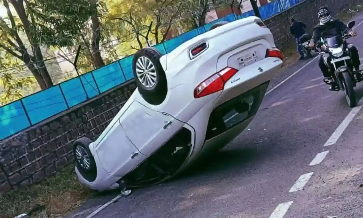 बच्चों को बस स्टॉप पर छोड़ने जा रहे आबकारी आयुक्त की कार अनियंत्रित होकर पलटी