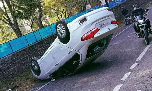 बच्चों को बस स्टॉप पर छोड़ने जा रहे आबकारी आयुक्त की कार अनियंत्रित होकर पलटी