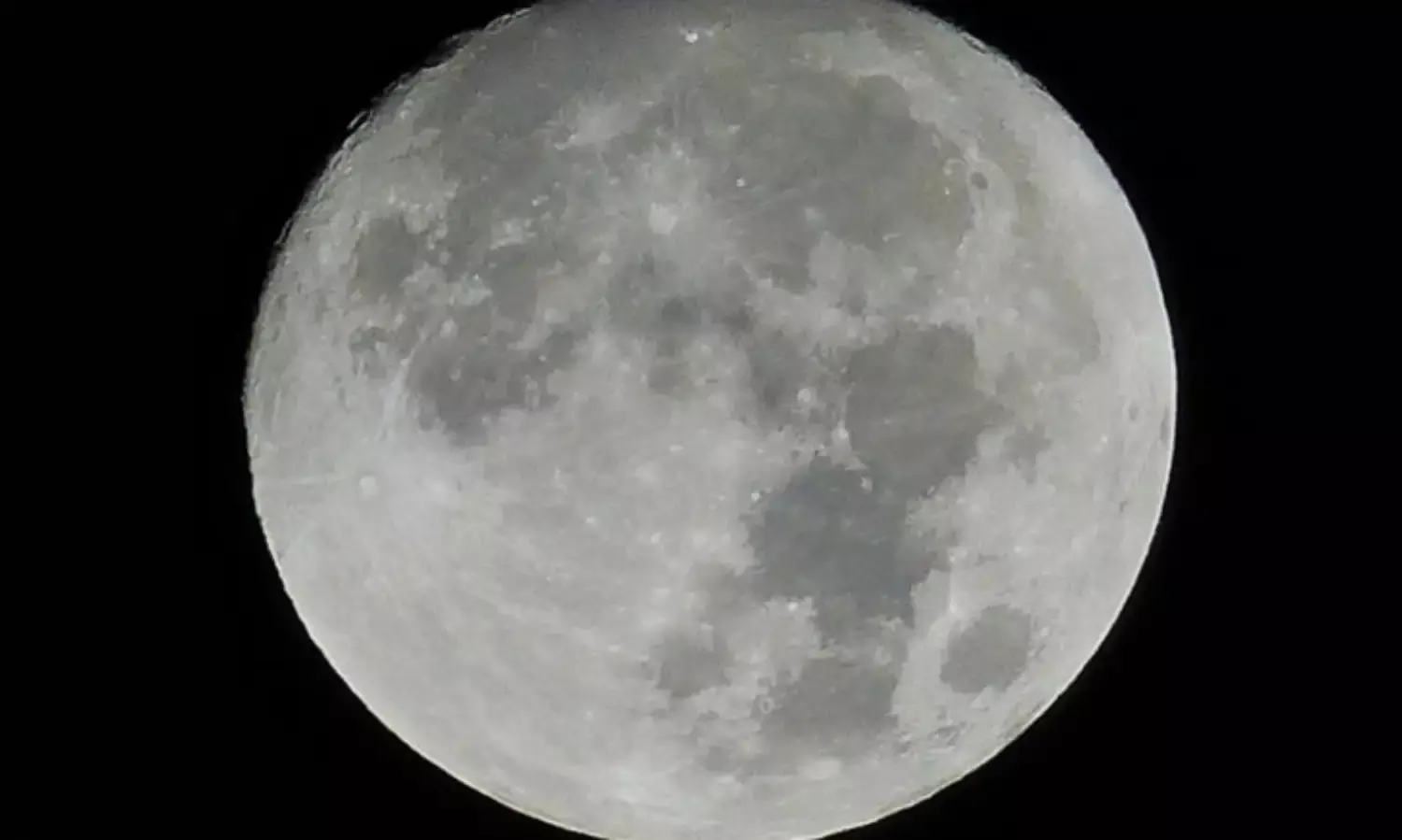 साल का आख़िरी ‘कोल्ड सुपरमून’: पूर्णिमा पर दिखा चमकता विशाल चांद