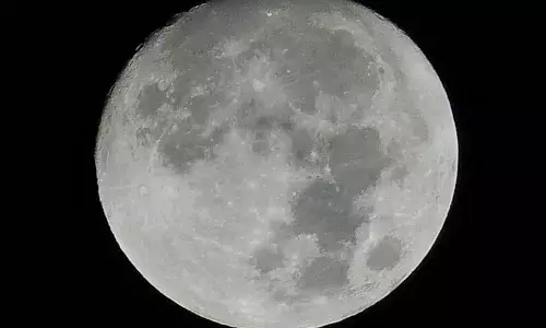 साल का आख़िरी ‘कोल्ड सुपरमून’: पूर्णिमा पर दिखा चमकता विशाल चांद