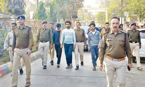 मुस्लिम युवक ने की किशोरी से छेड़छाड़, पुलिस ने गिरफ्तार कर निकाला जुलुस मुस्लिम युवक ने की किशोरी से छेड़छाड़, पुलिस ने गिरफ्तार कर निकाला जुलुस