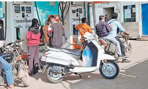 Gwalior News: पेट्रोल में ओवरडोज इथेनॉल से खराब हो रहे वाहन, कार्बेटर और इंजन को हो रहा नुकसान Gwalior News: पेट्रोल में ओवरडोज इथेनॉल से खराब हो रहे वाहन, कार्बेटर और इंजन को हो रहा नुकसान