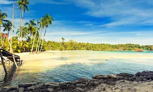 उन्मुक्तता के तटों से परे होकर भी देखें गोवा