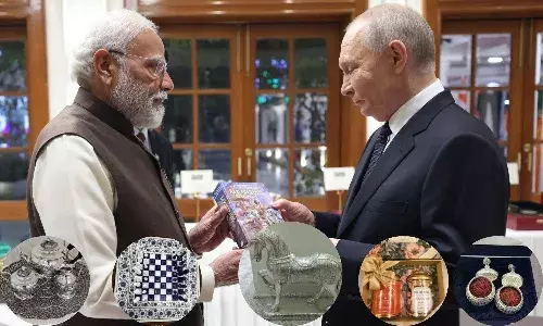 रूस के राष्ट्रपति व्लादिमीर पुतिन भारत से रवाना, विदाई में PM मोदी ने दिए ये 6 खास तोहफे रूस के राष्ट्रपति व्लादिमीर पुतिन भारत से रवाना, विदाई में PM मोदी ने दिए ये 6 खास तोहफे