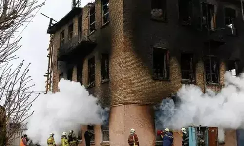 यूक्रेन पर रूस के 700 हवाई हमले: गलती से अपने ही शहर पर गिरा 1000 किलो का बम यूक्रेन पर रूस के 700 हवाई हमले: गलती से अपने ही शहर पर गिरा 1000 किलो का बम