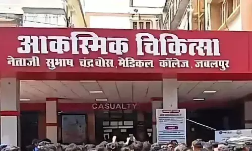 ट्रेन से उतरकर पटरी पार करना पड़ा भारी, मालगाड़ी की चपेट में आए 6 लोग, मौके पर 2 की मौत