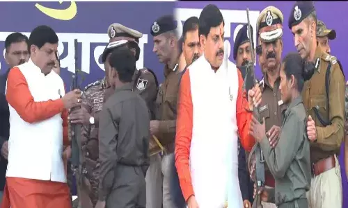 CM डॉ मोहन यादव के सामने नक्सलियों ने डाले हथियार, MP के इतिहास में पहली बार 10 सशस्त्र नक्सलियों का सरेंडर