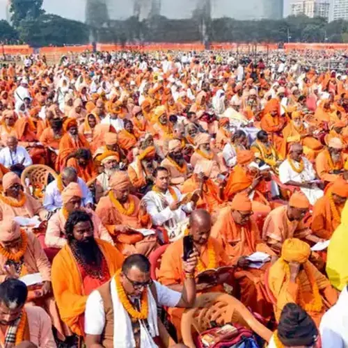 कोलकाता के ब्रिगेड ग्राउंड में पांच लाख लोगों ने एक साथ गीता पाठ किया