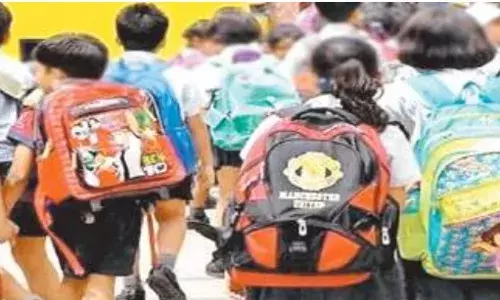 शिक्षक बीएलओ ड्यूटी में व्यस्त, बच्चों की पढ़ाई पर संकट शिक्षक बीएलओ ड्यूटी में व्यस्त, बच्चों की पढ़ाई पर संकट