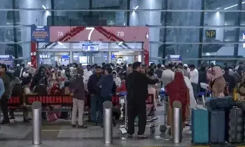 इंडिगो की उड़ानों में 5% कटौतीः बड़े एयरपोर्ट पर IAS अफसर तैनात, 180 फ्लाइट्स रद्द इंडिगो की उड़ानों में 5% कटौतीः बड़े एयरपोर्ट पर IAS अफसर तैनात, 180 फ्लाइट्स रद्द