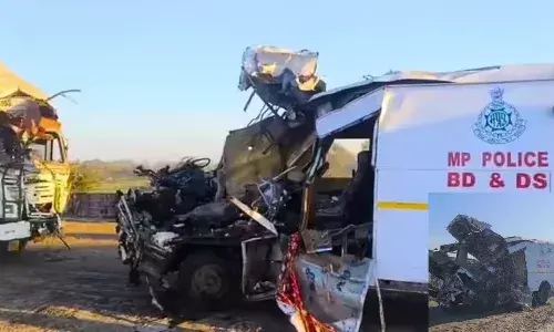 नेशनल हाईवे 44 पर भीषण सड़क हादसा, ट्रक से भिड़ा बम निरोधक दस्ते का वाहन, 4 जवानों की मौत, एक गंभीर नेशनल हाईवे 44 पर भीषण सड़क हादसा, ट्रक से भिड़ा बम निरोधक दस्ते का वाहन, 4 जवानों की मौत, एक गंभीर
