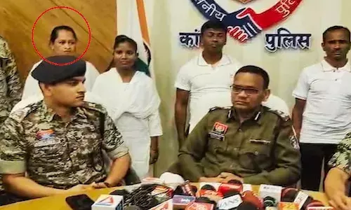 छत्तीसगढ़ में 23 लाख के इनामी 4 नक्सलियों ने डाले हथियार, इनमें से एक ने तो की थी SP की हत्या छत्तीसगढ़ में 23 लाख के इनामी 4 नक्सलियों ने डाले हथियार, इनमें से एक ने तो की थी SP की हत्या