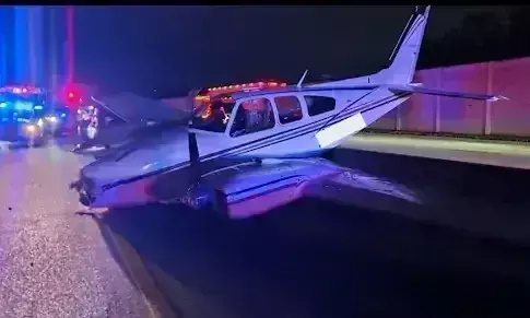 फ्लोरिडा हाईवे पर बड़ा हादसा: उड़ता प्लेन कार पर गिरा,VIDEO वायरल