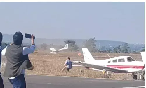 MP में एक और ट्रेनी एयरक्रॉफ्ट हादसा, सागर के ढाना हवाई पट्टी पर आसमान से गिरा विमान, पायलट की जानें हालत MP में एक और ट्रेनी एयरक्रॉफ्ट हादसा, सागर के ढाना हवाई पट्टी पर आसमान से गिरा विमान, पायलट की जानें हालत