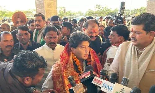 इंडिगो फ्लाइट का केंद्रीय मंत्री के दौरे पर भी दिखा असर, 1 घंटे देरी से ग्वालियर पहुंचे ज्योतिरादित्य सिंधिया इंडिगो फ्लाइट का केंद्रीय मंत्री के दौरे पर भी दिखा असर, 1 घंटे देरी से ग्वालियर पहुंचे ज्योतिरादित्य सिंधिया