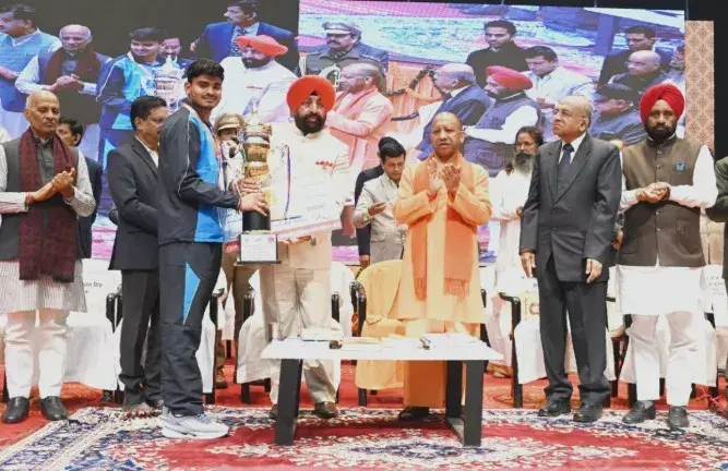 सीएम योगी ने युवाओं को नशे और मोबाइल के दुष्प्रभाव से बचने की दी सलाह सीएम योगी ने युवाओं को नशे और मोबाइल के दुष्प्रभाव से बचने की दी सलाह