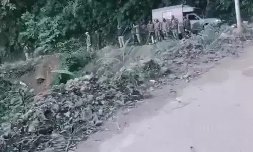 अरुणाचल प्रदेश: ट्रक खाई में गिरा, 21 मजदूरों की मौत। 2 दिन पैदल चला सर्वाइवर अरुणाचल प्रदेश: ट्रक खाई में गिरा, 21 मजदूरों की मौत। 2 दिन पैदल चला सर्वाइवर