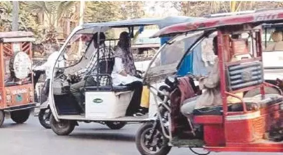 ई-रिक्शा चालकों की मनमर्जी जारी: न तय किराया, न मीटर, सवारियों की जेब पर डाका ई-रिक्शा चालकों की मनमर्जी जारी: न तय किराया, न मीटर, सवारियों की जेब पर डाका