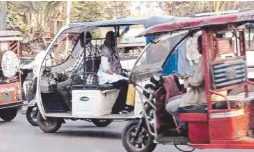 ई-रिक्शा चालकों की मनमर्जी जारी: न तय किराया, न मीटर, सवारियों की जेब पर डाका