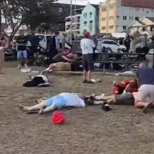 ऑस्ट्रेलिया में समुद्र किनारे जश्न मना रहे यहूदी समुदाय पर फायरिंग, 10 की मौत ऑस्ट्रेलिया में समुद्र किनारे जश्न मना रहे यहूदी समुदाय पर फायरिंग, 10 की मौत