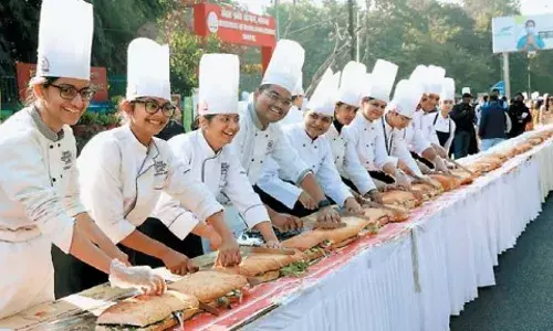 भोपाल में बना दुनिया का सबसे लंबा मेगा सैंडविच, 269.9 फीट में जुटा स्वाद और टीमवर्क