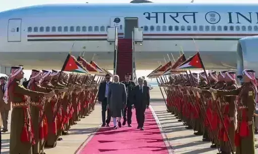 एयरपोर्ट पर पीएम मोदी का स्वागत करने पहुंचे जॉर्डन के प्रधानमंत्री, किंग अब्दुल्ला से होगी अहम बातचीत एयरपोर्ट पर पीएम मोदी का स्वागत करने पहुंचे जॉर्डन के प्रधानमंत्री, किंग अब्दुल्ला से होगी अहम बातचीत