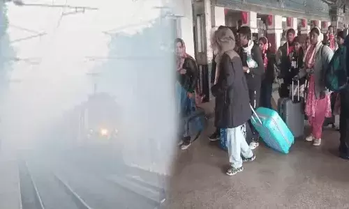 कोहरे ने लगाई ट्रेनों की गति पर ब्रेक, सुपर फास्ट बनी पैसेंजर, यात्री होते रहे परेशान कोहरे ने लगाई ट्रेनों की गति पर ब्रेक, सुपर फास्ट बनी पैसेंजर, यात्री होते रहे परेशान