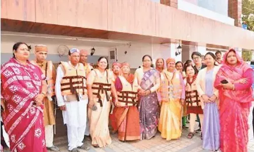 वृद्धाश्रम के बुजुर्गों ने शिकारा में बैठकर देखी बड़ा तालाब की खूबसूरती