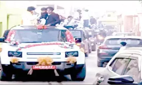 मुस्लिम के घर आई बरातियों ने कारों के काफिले और अवैध हथियारों से मचाई दहशत