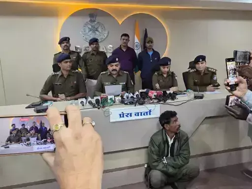 देवास में MD ड्रग्स की बड़ी खेप पकड़ी गई, 11 लाख की नशे की खेप के साथ गिरफ्तार देवास में MD ड्रग्स की बड़ी खेप पकड़ी गई, 11 लाख की नशे की खेप के साथ गिरफ्तार
