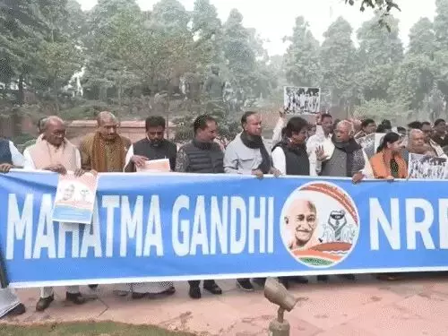 VB-जी राम जी बिल के खिलाफ विपक्ष का संसद मार्च, प्रदूषण पर लोकसभा में हंगामा VB-जी राम जी बिल के खिलाफ विपक्ष का संसद मार्च, प्रदूषण पर लोकसभा में हंगामा