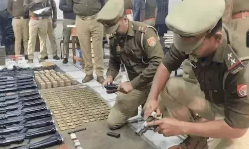 यूपी की गजब पुलिस! पिस्टल के लॉक खोलने में उलझे दारोगा, फजीहत का वीडियो वायरल यूपी की गजब पुलिस! पिस्टल के लॉक खोलने में उलझे दारोगा, फजीहत का वीडियो वायरल
