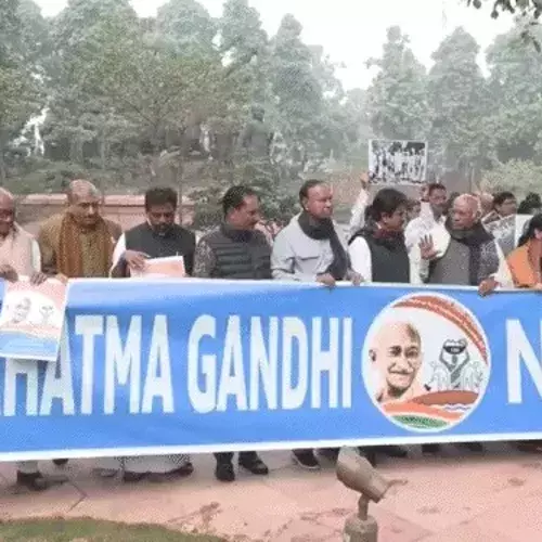 VB-जी राम जी बिल के खिलाफ विपक्ष का संसद मार्च, प्रदूषण पर लोकसभा में हंगामा VB-जी राम जी बिल के खिलाफ विपक्ष का संसद मार्च, प्रदूषण पर लोकसभा में हंगामा