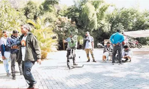 तामिया की वादियों में गूंज रहा है… लाइट… कैमरा… एक्शन