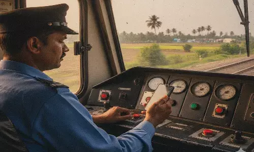 ड्यूटी के समय रील्स बनाने वाले रेलकर्मी हो जाए अलर्ट, रेलवे प्रशासन ने दी सख्त कार्रवाई की चेतावनी ड्यूटी के समय रील्स बनाने वाले रेलकर्मी हो जाए अलर्ट, रेलवे प्रशासन ने दी सख्त कार्रवाई की चेतावनी