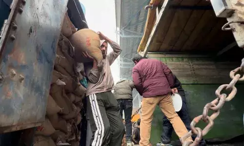 कश्मीर के रेल इतिहास में पहली बार अनाज से लदी मालगाड़ी पहुंची