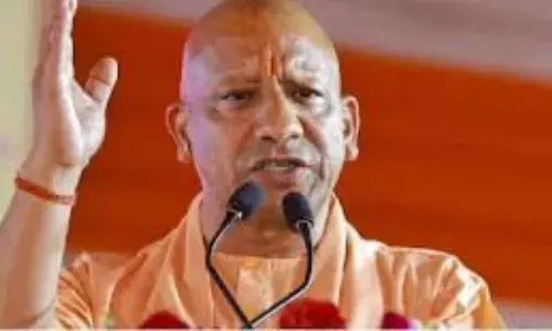 योगी ने जब कहा देश में दो नमूने, अखिलेश ने कहा आपसी खींचतान चौराहे पर न लांए