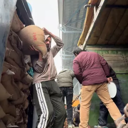 कश्मीर के रेल इतिहास में पहली बार अनाज से लदी मालगाड़ी पहुंची